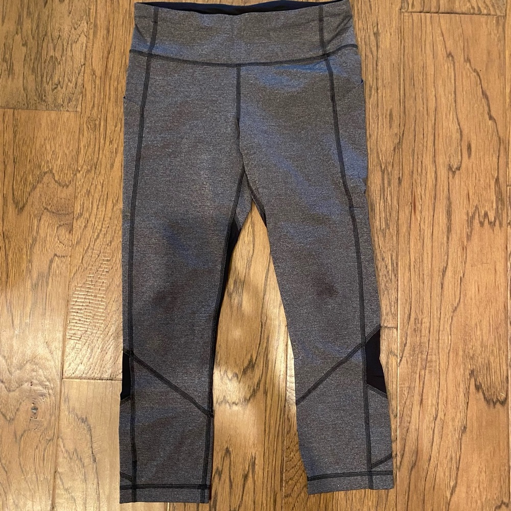 LuLu 3/4 leggings! Great Condition!! Matches everything! Size 6
